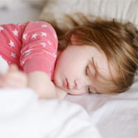 آموزش-تنها-خوابیدن-به-کودک