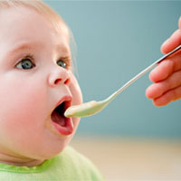 کودک در حال غذا خوردن