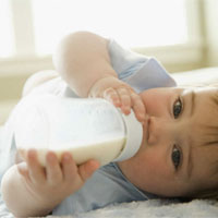 نگهداشتن شیشه شیر توسط نوزاد