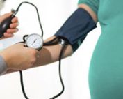 تاثیر بارداری بر فشار خون چیست؟ وقتی که باردار می‌شوید پزشک در هر جلسه مراجعه فشار خون شما را چک می‌کند. فشار خون در زمان‌های خاصی از روز و زمانی که هیجانزده یا عصبانی یا ناراحت می‌شوید تغییر می‌کند. فشار خون در بارداری چه چیزی را نشان می‌دهد؟ عدد فشار خون شما نکات مهمی در مورد سلامت شما و جنین می‌گوید. حتی ممکن است فشار خون نشانگر عوارض دیگری مثل مسمویت بارداری یا بارداری اکتوپیک باشد. تغییراتی که در بدن شما در بارداری اتفاق می‌افتد فشار خون را تغییر می‌دهد. وقتی که باردار هستید دستگاه گردش خون به سرعت رشد می‌کند که نتیجه آن کاهش فشار خون است. سایر عواملی که باعث کاهش فشار خون می‌شوند عبارتند از: کم شدن آب بدن کم خونی خونریزی داخلی استراحت در بستر طولانی بعضی از داروها عارضه‌های قلبی اختلالات غدد درون ریز اختلالات کلیه عفونت کمبود مواد غذایی واکنشهای آلرژیک فشار خون کم چقدر است؟ فشار خون نرمال یعنی 120 روی 80 میلی متر جیوه. وقتی که فشار خون شما کمتر از 9 روی 6 باشد فشار خون پایین است. بعضی از افراد در تمامی عمر خود فشار خون پایین دارند و اصلا علائمی ندارند و متوجه آن نمی‌شوند. خطر فشار خون پایین در بارداری چیست؟ بجز مواردی که فشار خون باعث بروز علائم می‌شود فشار خون پایین در بارداری نگران کننده نیست. فشار خون خیلی پایین در بارداری نشانگر عوارض کاملا جدی است که حتی ممکن است خطر جانی به همراه داشته باشد. فشار خون خیلی پایین می‌تواند منجر به غش کردن، آسیب به اندام‌های بدن یا حتی شوک بشود. فشار خون پایین همچنین ممکن است نشانه بارداری اکتوپیک باشد (در بارداری اکتوپیک تخمک بارور شده در بیرون رحم لانه گزینی می‌کند). آیا فشار خون پایین در بارداری برای جنین خطری دارد؟ پژوهش‌های بسیاری در مودر اثر فشار خون بالای بارداری بر جنین انجام شده است اما مطالعات در مورد اثر فشار خون پایین محدود است. در بعضی از پژوهش‌ها مشخص شده فشار خون پایین منجر به تولد جنین مرده، یا تولد بچه با وزن کم می‌شود. اما در مطالعات دیگری این نظریه رد شده و علت این عارضه‌ها را عوامل دیگری همراه با فشار خون پایین می‌داند. برای تعیین دقیق‌تر این موضوع مطالعات بیشتری لازم است. علائم فشار خون پایین چیست؟ علائم اصلی فشار خون پایین عبارتست از: سرگیجه گیج رفتن سر در هنگام نشستن و برخاستن بی‌حالی تهوع خستگی تارشدن دید تشنگی غیر عادی پوست رنگ پریده و سرد تنفس سریع و سطحی تمرکز نداشتن اگر در دوران بارداری هر کدام از علائم فشار خون پایین را داشتید با پزشک یا ماماهای بیمارستان تماس بگیرید. تشخیص فشار خون پایین چگونه است؟ فشار خون پایین با یک تست ساده مشخص می‌شود که احتمالا بارها و بارها انرا انجام داده‌اید. پزشک بخش لاستیکی دور بازو را باد کرده و عدد فشار خون دستگاه را می‌خواند. این تست را می‌توانید در مطب پزشک انجام دهید یا اگر دستگاه فشار خون را تهیه کرده‌اید در منزل انجام دهید. اگر دچار فشار خون پایین در بارداری باشید پزشک چه اقدامی انجام می‌دهد؟ اگر در بارداری دچار فشار خون پایین باشید پزشک باید آزمایش‌های دیگری برای تعیین علت آن تجویز نماید. درمان فشار خون پایین در بارداری چیست؟ معمولا در صورت داشتن فشار خون پایین در بارداری نیاز به اقدام خاصی نیست. پزشک در این حالت داروی خاصی تجویز نمی‌کند مگر آنکه فشار خون خیلی پایین باشد یا احتمال بیماری‌های دیگر وجود داشته باشد. فشار خون اغلب در سه ماهه سوم بارداری به صورت خودکار افزایش پیدا می‌کند. مراقبت شخصی وقتی که در بارداری فشار خون شما پایین است اگر در دوران بارداری علائمی مثل سرگیجه ناشی از فشار خون دارید بهتر است اقدامات زیر را انجام دهید: وقتی که نشسته اید یا دراز کشیده‌اید به طور ناگهانی بلند نشوید مدت طولانی نایستید وعده‌های غذایی کم حجم داشته باشید حمام داغ یا وان داغ نروید آب بیشتری بنوشید لباس گشاد بپوشید توصیه می‌شوید وعده غذایی سالم داشته باشید و همچنین مکمل‌های بارداری خود را فراموش نکنید تا فشار خون شما خیلی پایین نرود فشار خون بعد از زایمان فشار خون شما بعد از زایمان باید به حالت عادی برگردد. پزشک در ساعت‌های اول و چند روز بعد از ایمان فشار خون شما را بررسی می‌کند تا از سلامت شما مطمئن گردد.