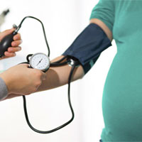 تاثیر بارداری بر فشار خون چیست؟ وقتی که باردار می‌شوید پزشک در هر جلسه مراجعه فشار خون شما را چک می‌کند. فشار خون در زمان‌های خاصی از روز و زمانی که هیجانزده یا عصبانی یا ناراحت می‌شوید تغییر می‌کند. فشار خون در بارداری چه چیزی را نشان می‌دهد؟ عدد فشار خون شما نکات مهمی در مورد سلامت شما و جنین می‌گوید. حتی ممکن است فشار خون نشانگر عوارض دیگری مثل مسمویت بارداری یا بارداری اکتوپیک باشد. تغییراتی که در بدن شما در بارداری اتفاق می‌افتد فشار خون را تغییر می‌دهد. وقتی که باردار هستید دستگاه گردش خون به سرعت رشد می‌کند که نتیجه آن کاهش فشار خون است. سایر عواملی که باعث کاهش فشار خون می‌شوند عبارتند از: کم شدن آب بدن کم خونی خونریزی داخلی استراحت در بستر طولانی بعضی از داروها عارضه‌های قلبی اختلالات غدد درون ریز اختلالات کلیه عفونت کمبود مواد غذایی واکنشهای آلرژیک فشار خون کم چقدر است؟ فشار خون نرمال یعنی 120 روی 80 میلی متر جیوه. وقتی که فشار خون شما کمتر از 9 روی 6 باشد فشار خون پایین است. بعضی از افراد در تمامی عمر خود فشار خون پایین دارند و اصلا علائمی ندارند و متوجه آن نمی‌شوند. خطر فشار خون پایین در بارداری چیست؟ بجز مواردی که فشار خون باعث بروز علائم می‌شود فشار خون پایین در بارداری نگران کننده نیست. فشار خون خیلی پایین در بارداری نشانگر عوارض کاملا جدی است که حتی ممکن است خطر جانی به همراه داشته باشد. فشار خون خیلی پایین می‌تواند منجر به غش کردن، آسیب به اندام‌های بدن یا حتی شوک بشود. فشار خون پایین همچنین ممکن است نشانه بارداری اکتوپیک باشد (در بارداری اکتوپیک تخمک بارور شده در بیرون رحم لانه گزینی می‌کند). آیا فشار خون پایین در بارداری برای جنین خطری دارد؟ پژوهش‌های بسیاری در مودر اثر فشار خون بالای بارداری بر جنین انجام شده است اما مطالعات در مورد اثر فشار خون پایین محدود است. در بعضی از پژوهش‌ها مشخص شده فشار خون پایین منجر به تولد جنین مرده، یا تولد بچه با وزن کم می‌شود. اما در مطالعات دیگری این نظریه رد شده و علت این عارضه‌ها را عوامل دیگری همراه با فشار خون پایین می‌داند. برای تعیین دقیق‌تر این موضوع مطالعات بیشتری لازم است. علائم فشار خون پایین چیست؟ علائم اصلی فشار خون پایین عبارتست از: سرگیجه گیج رفتن سر در هنگام نشستن و برخاستن بی‌حالی تهوع خستگی تارشدن دید تشنگی غیر عادی پوست رنگ پریده و سرد تنفس سریع و سطحی تمرکز نداشتن اگر در دوران بارداری هر کدام از علائم فشار خون پایین را داشتید با پزشک یا ماماهای بیمارستان تماس بگیرید. تشخیص فشار خون پایین چگونه است؟ فشار خون پایین با یک تست ساده مشخص می‌شود که احتمالا بارها و بارها انرا انجام داده‌اید. پزشک بخش لاستیکی دور بازو را باد کرده و عدد فشار خون دستگاه را می‌خواند. این تست را می‌توانید در مطب پزشک انجام دهید یا اگر دستگاه فشار خون را تهیه کرده‌اید در منزل انجام دهید. اگر دچار فشار خون پایین در بارداری باشید پزشک چه اقدامی انجام می‌دهد؟ اگر در بارداری دچار فشار خون پایین باشید پزشک باید آزمایش‌های دیگری برای تعیین علت آن تجویز نماید. درمان فشار خون پایین در بارداری چیست؟ معمولا در صورت داشتن فشار خون پایین در بارداری نیاز به اقدام خاصی نیست. پزشک در این حالت داروی خاصی تجویز نمی‌کند مگر آنکه فشار خون خیلی پایین باشد یا احتمال بیماری‌های دیگر وجود داشته باشد. فشار خون اغلب در سه ماهه سوم بارداری به صورت خودکار افزایش پیدا می‌کند. مراقبت شخصی وقتی که در بارداری فشار خون شما پایین است اگر در دوران بارداری علائمی مثل سرگیجه ناشی از فشار خون دارید بهتر است اقدامات زیر را انجام دهید: وقتی که نشسته اید یا دراز کشیده‌اید به طور ناگهانی بلند نشوید مدت طولانی نایستید وعده‌های غذایی کم حجم داشته باشید حمام داغ یا وان داغ نروید آب بیشتری بنوشید لباس گشاد بپوشید توصیه می‌شوید وعده غذایی سالم داشته باشید و همچنین مکمل‌های بارداری خود را فراموش نکنید تا فشار خون شما خیلی پایین نرود فشار خون بعد از زایمان فشار خون شما بعد از زایمان باید به حالت عادی برگردد. پزشک در ساعت‌های اول و چند روز بعد از ایمان فشار خون شما را بررسی می‌کند تا از سلامت شما مطمئن گردد.