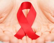 میزان شیوع HIV در بارداری چقدر است؟ تخمین زده می‌شود در سال 2014 حدود 256000 زن در ایالات متحد آمریکا به HIV مبتلا بوده‌اند که حدود یک هشتم آنها از بیماری خود خبر نداشته‌اند. خوشبختانه، با تشخیص اچ آی وی قبل از زایمان انتقال عفونت از مادر به جنین از 2011 تا 2015 حدود 32 درصد کاهش پیدا کرد. اگر بارداری هستید و می‌دانید که HIV شما مثبت است حتما باید از پزشکی که تجربه درمان موارد مثبت اچ آی وی را داشته کمک بگیرید. چه کسانی در معرض خطرHIV قرار دارند؟ مهمترین راه انتقال ویروس HIV رابطه جنسی با فرد مبتلا یا همچنین از طریق سوزن تزریق آلوده می‌باشد. راه محافظت در برابر ویروس اچ آی وی چیست؟ بهترین راه محافظت استفاده از کاندوم در حین رابطه است. اگر می‌خواهید باردار شوید شما و همسرتان باید تست بدهید. آیا در آزمایش غربالگری ایدز مشخص میشود؟ خیر. اما می‌توانید آزمایش ایدز را همزمان با آزمایش خون روتین بارداری انجام دهید. علائم ایدز در حاملگی چیست؟ بسته به مرحله بارداری عفونت می‌تواند شامل موارد زیر باشد: کاهش وزن بی دلیل از دست رفتن اشتها کسالت عمومی ورم طولانی گره‌های لنفاوی درد کرخت یا گزگز شدن سرتاسر بدن قرمز پوست آزمایش غیر نرمال پاپ اسمیر آیا فرزند فرد مبتلا به اچی آی وی به آن مبتلا می‌شود؟ با وجود آنکه اچ آی وی ویروس مرگباری است اما داروهایی وجود دارد که می‌تواند بیماری را کنترل کند. خوشبختانه درمان می‌تواند به طرز چشمگیری خطر انتقال عفونت از مادر به جنین را کاهش دهد. همچنین زایمان سزارین خطر انتقال عفونت را حتی کمتر می‌کند. آیا زایمان طبیعی برای افراد باردار مبتلا به اچ آی وی ممکن است؟ در حین زایمان پزشک بار ویروسی (Viral Load) بدن شما را کنترل می‌کند. بسته به میزان پایین بودن بار ویروسی ممکن است بتوانید زایمان طبیعی واژینال انجام دهید اما در صورتی که ویروسی بودن بدن شما زیاد باشد سزارین ضروری است. مصرف کدام داروهای ضد ایدز در بارداری مجاز است؟ اگر از قبل به اچ آی وی یا ایدز مبتلا هستید از پزشک بخواهید در مورد مصرف داروها شما را راهنمایی کند. بعضی از داروهای واقعا برای جنین خطرناک است اما بعضی از داروهای دیگر خطر خیلی کمتری دارد. داروهایی مثل زیدوودین به میزان قابل توجهی خطر انتقال عفونت به جنین را کاهش می‌دهد. این دارو باید با تجویز پزشک و در طول بارداری مصرف شود و به شیوه داخل وریدی در زایمان به شما داده خواهد شد. آیا نوزاد باید داروی خاصی مصرف کند؟ علاوه بر این نوزاد در شش هفته اول بارداری باید داروهایی مصرف کند تا خطر عفونت به او به کمترین میزان ممکن برسد. آیا مادران مبتلا به ایدز می‌توانند به کودک شیر بدهند؟ نباید از شیر خودتان به نوزاد بدهید چون اچ آی وی به راحتی از شیر مادر به نوزاد منتقل می‌شود.