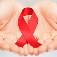 میزان شیوع HIV در بارداری چقدر است؟ تخمین زده می‌شود در سال 2014 حدود 256000 زن در ایالات متحد آمریکا به HIV مبتلا بوده‌اند که حدود یک هشتم آنها از بیماری خود خبر نداشته‌اند. خوشبختانه، با تشخیص اچ آی وی قبل از زایمان انتقال عفونت از مادر به جنین از 2011 تا 2015 حدود 32 درصد کاهش پیدا کرد. اگر بارداری هستید و می‌دانید که HIV شما مثبت است حتما باید از پزشکی که تجربه درمان موارد مثبت اچ آی وی را داشته کمک بگیرید. چه کسانی در معرض خطرHIV قرار دارند؟ مهمترین راه انتقال ویروس HIV رابطه جنسی با فرد مبتلا یا همچنین از طریق سوزن تزریق آلوده می‌باشد. راه محافظت در برابر ویروس اچ آی وی چیست؟ بهترین راه محافظت استفاده از کاندوم در حین رابطه است. اگر می‌خواهید باردار شوید شما و همسرتان باید تست بدهید. آیا در آزمایش غربالگری ایدز مشخص میشود؟ خیر. اما می‌توانید آزمایش ایدز را همزمان با آزمایش خون روتین بارداری انجام دهید. علائم ایدز در حاملگی چیست؟ بسته به مرحله بارداری عفونت می‌تواند شامل موارد زیر باشد: کاهش وزن بی دلیل از دست رفتن اشتها کسالت عمومی ورم طولانی گره‌های لنفاوی درد کرخت یا گزگز شدن سرتاسر بدن قرمز پوست آزمایش غیر نرمال پاپ اسمیر آیا فرزند فرد مبتلا به اچی آی وی به آن مبتلا می‌شود؟ با وجود آنکه اچ آی وی ویروس مرگباری است اما داروهایی وجود دارد که می‌تواند بیماری را کنترل کند. خوشبختانه درمان می‌تواند به طرز چشمگیری خطر انتقال عفونت از مادر به جنین را کاهش دهد. همچنین زایمان سزارین خطر انتقال عفونت را حتی کمتر می‌کند. آیا زایمان طبیعی برای افراد باردار مبتلا به اچ آی وی ممکن است؟ در حین زایمان پزشک بار ویروسی (Viral Load) بدن شما را کنترل می‌کند. بسته به میزان پایین بودن بار ویروسی ممکن است بتوانید زایمان طبیعی واژینال انجام دهید اما در صورتی که ویروسی بودن بدن شما زیاد باشد سزارین ضروری است. مصرف کدام داروهای ضد ایدز در بارداری مجاز است؟ اگر از قبل به اچ آی وی یا ایدز مبتلا هستید از پزشک بخواهید در مورد مصرف داروها شما را راهنمایی کند. بعضی از داروهای واقعا برای جنین خطرناک است اما بعضی از داروهای دیگر خطر خیلی کمتری دارد. داروهایی مثل زیدوودین به میزان قابل توجهی خطر انتقال عفونت به جنین را کاهش می‌دهد. این دارو باید با تجویز پزشک و در طول بارداری مصرف شود و به شیوه داخل وریدی در زایمان به شما داده خواهد شد. آیا نوزاد باید داروی خاصی مصرف کند؟ علاوه بر این نوزاد در شش هفته اول بارداری باید داروهایی مصرف کند تا خطر عفونت به او به کمترین میزان ممکن برسد. آیا مادران مبتلا به ایدز می‌توانند به کودک شیر بدهند؟ نباید از شیر خودتان به نوزاد بدهید چون اچ آی وی به راحتی از شیر مادر به نوزاد منتقل می‌شود.