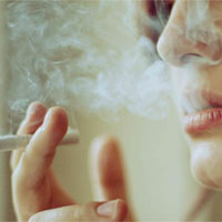 زن در حال سیگار کشیدن