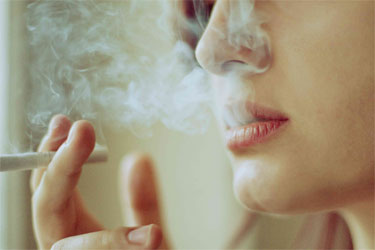 زن در حال سیگار کشیدن