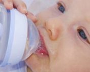 نوزاد در حال شیر خوردن