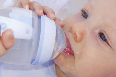 نوزاد در حال آب خوردن